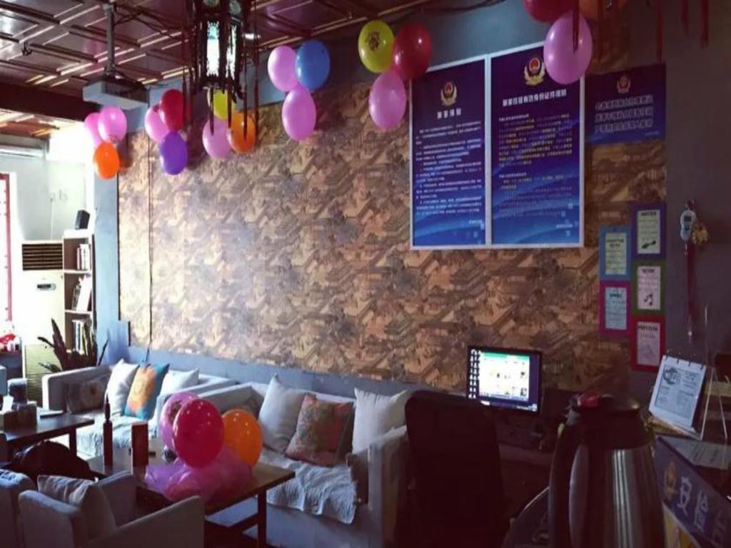 Three Legged Frog Hostel Пекин Экстерьер фото