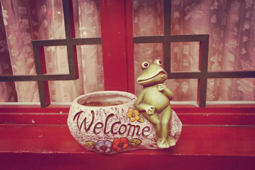 Three Legged Frog Hostel Пекин Экстерьер фото