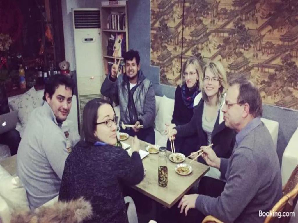 Three Legged Frog Hostel Пекин Экстерьер фото