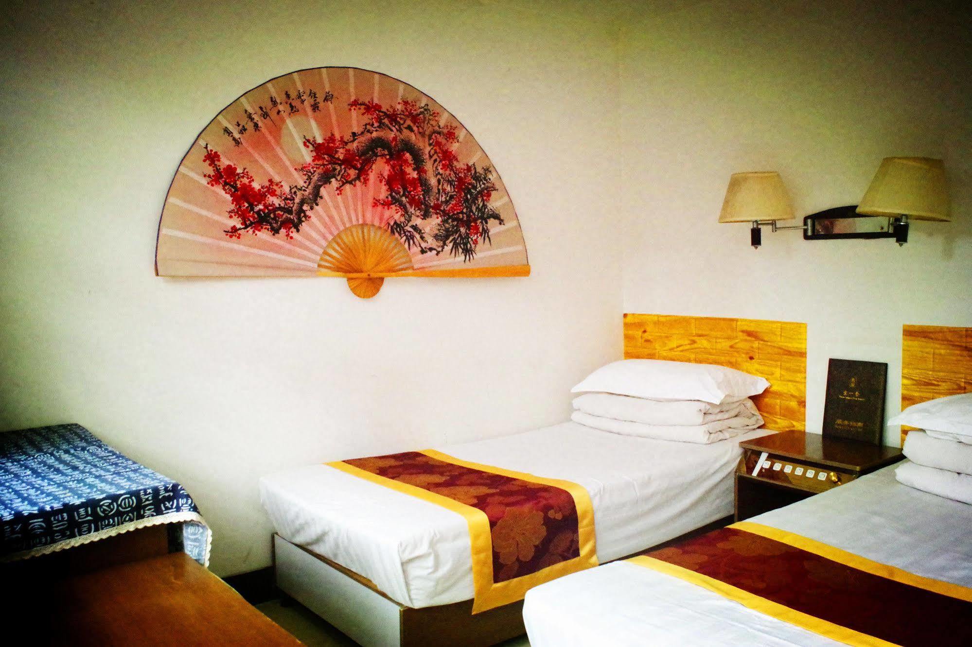 Three Legged Frog Hostel Пекин Экстерьер фото