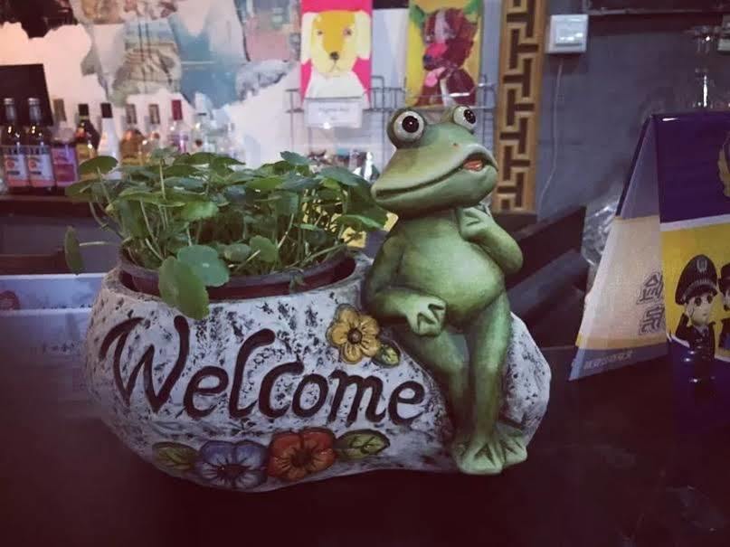 Three Legged Frog Hostel Пекин Экстерьер фото