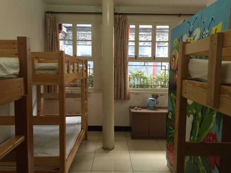 Three Legged Frog Hostel Пекин Экстерьер фото